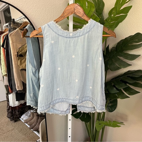 ✨ Cloth & Stone (Anthro) Polka Dot Chambray Tank Top M | Button-Back Fringe Top - Picture 1 of 9